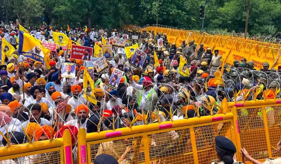 ਚੰਡੀਗੜ੍ਹ ਵਿੱਚ ਅੰਮ੍ਰਿਤਪਾਲ ਸਿੰਘ ਦੀ ਰਿਹਾਈ ਦੀ ਮੰਗ ਕਰਦੇ ਪ੍ਰਦਰਸ਼ਨਕਾਰੀ