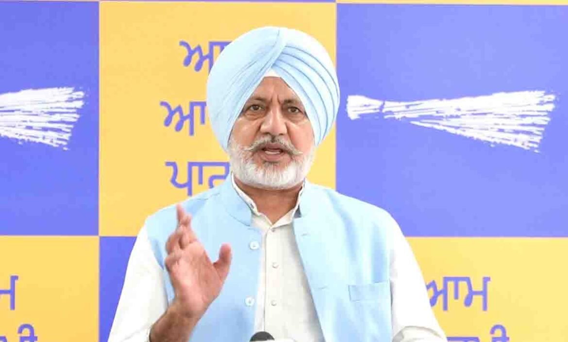 ਚੰਡੀਗੜ੍ਹ ਵਿੱਚ ਪ੍ਰੈੱਸ ਕਾਨਫਰੰਸ ਦੌਰਾਨ ਬੋਲਦੇ ਆਪ ਆਗੂ ਬਲਤੇਜ ਪੰਨੂ