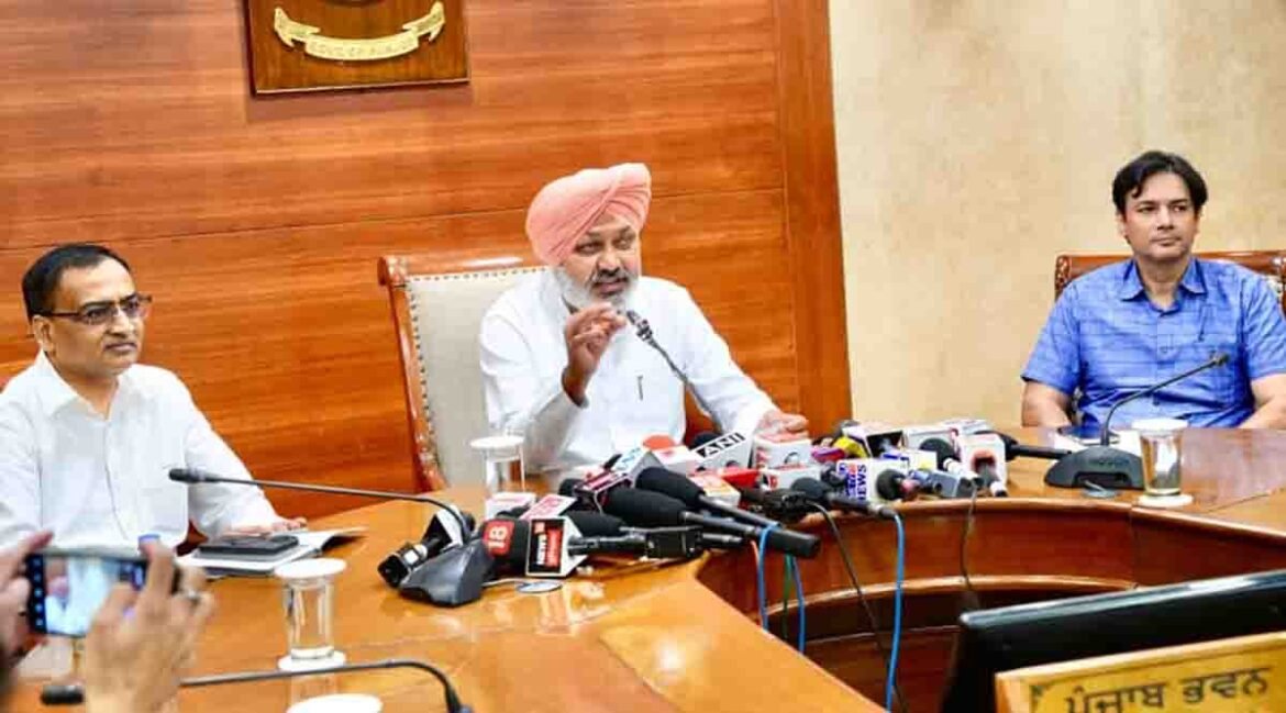 ਪੰਜਾਬ ਸਰਕਾਰ ਦੀਆਂ ਨਵੀਆਂ ਸਰਕਾਰੀ ਬੱਸਾਂ ਬਾਰੇ ਐਲਾਨ ਕਰਦੇ ਹਰਪਾਲ ਸਿੰਘ ਚੀਮਾ