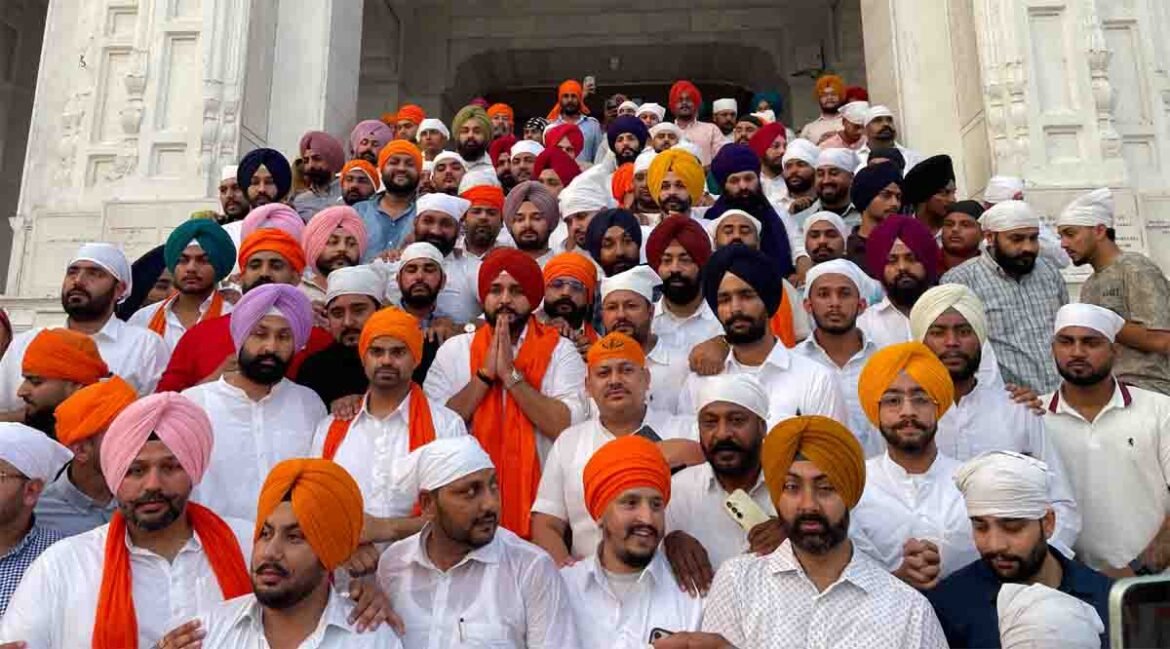 ਪੰਜਾਬ ਯੂਥ ਕਾਂਗਰਸ ਦੇ ਪ੍ਰਧਾਨ ਸ਼ੁਭਮ ਸ਼ਰਮਾ ਦੀ ਸ਼ੁਕਰਾਨਾ ਯਾਤਰਾ ਦੌਰਾਨ ਅੰਮ੍ਰਿਤਸਰ ਵਿੱਚ ਸਵਾਗਤ।