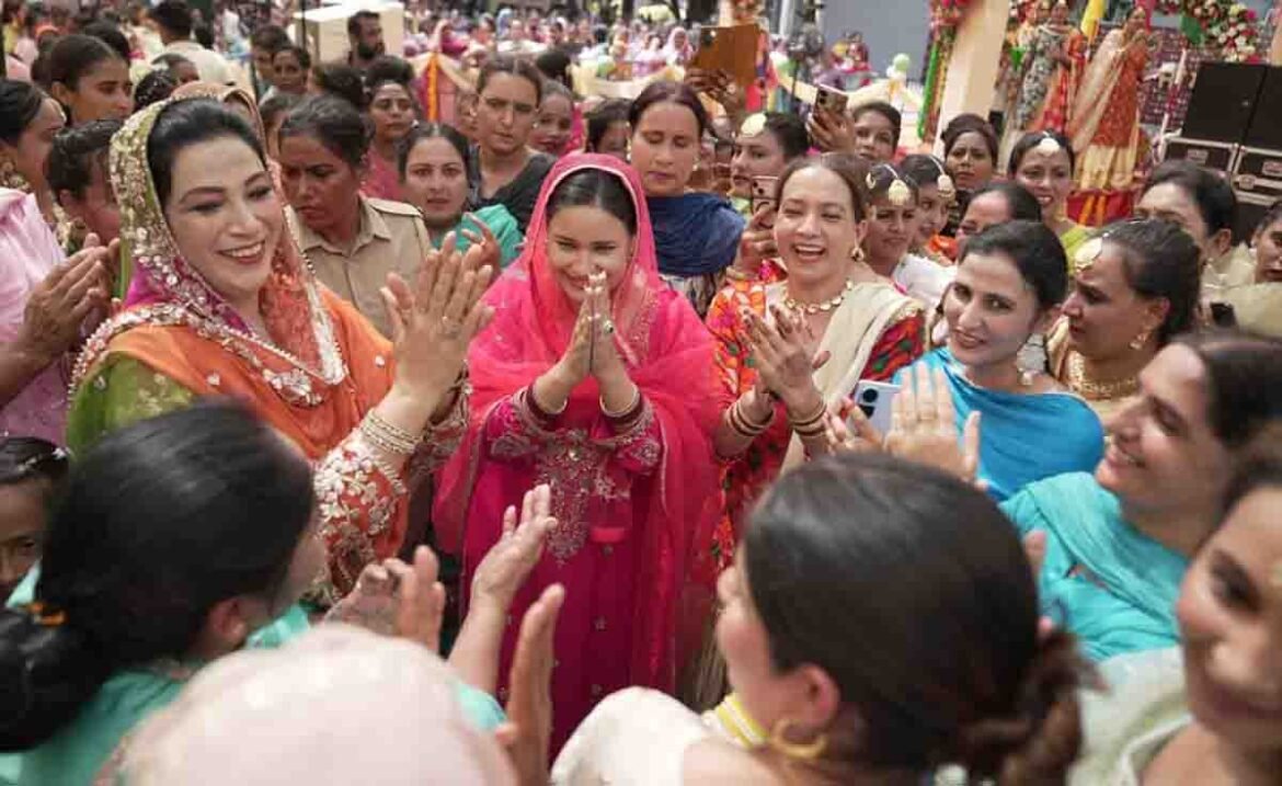 ਅਮਰਗੜ੍ਹ ਵਿੱਚ ਤੀਆਂ ਸਮਾਗਮ ਦੌਰਾਨ ਰਵਾਇਤੀ ਪਹਿਰਾਵਿਆਂ ਵਿੱਚ ਸ਼ਾਮਲ ਔਰਤਾਂ