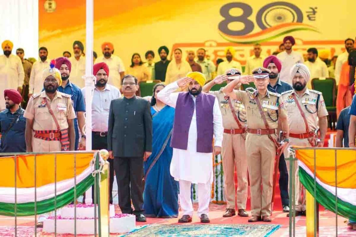 ਫਿਰੋਜ਼ਪੁਰ ਦੇ ਕੈਂਟੋਨਮੈਂਟ ਬੋਰਡ ਸਟੇਡੀਅਮ ਵਿੱਚ ਆਜ਼ਾਦੀ ਦਿਹਾੜੇ ਮੌਕੇ ਤਿਰੰਗਾ ਲਹਿਰਾਉਂਦੇ ਮੁੱਖ ਮੰਤਰੀ ਭਗਵੰਤ ਮਾਨ
