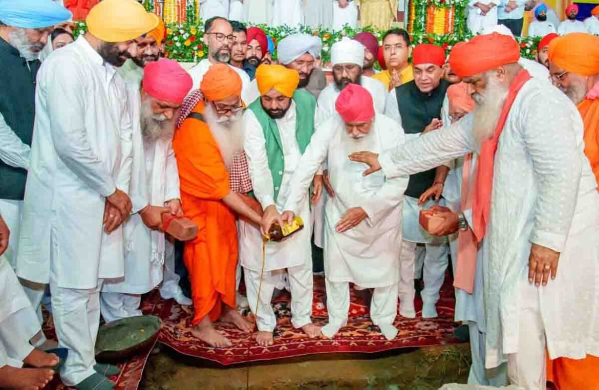ਮੁੱਖ ਮੰਤਰੀ ਭਗਵੰਤ ਮਾਨ ਡੇਰਾ ਸੱਚਖੰਡ ਬੱਲਾਂ ਵਿਖੇ ਸ੍ਰੀ ਗੁਰੂ ਰਵਿਦਾਸ ਬਾਣੀ ਅਧਿਐਨ ਕੇਂਦਰ ਦਾ ਨੀਂਹ ਪੱਥਰ ਰੱਖਦੇ ਹੋਏ