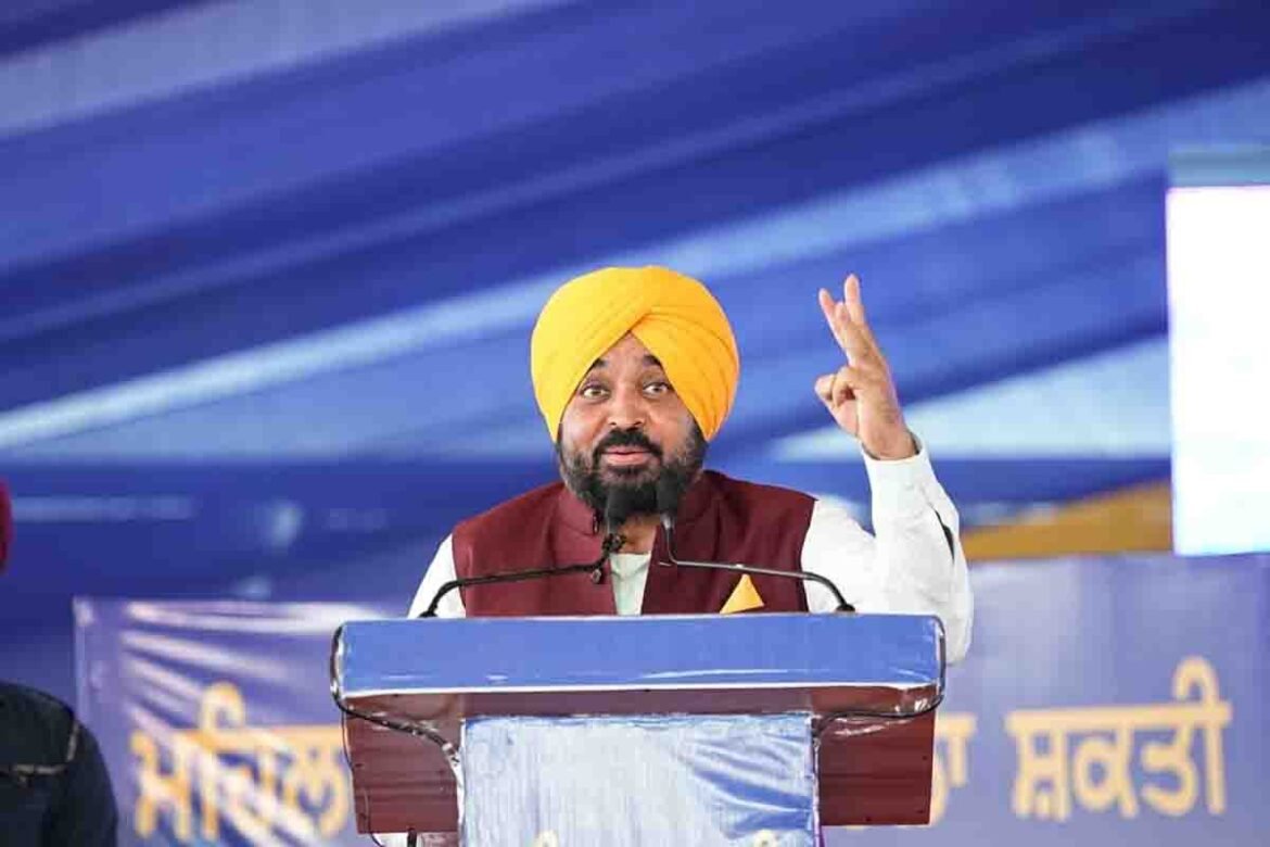ਪਠਾਨਕੋਟ ਵਿੱਚ ਮੁੱਖ ਮੰਤਰੀ ਭਗਵੰਤ ਮਾਨ ਮਾਵਾਂ-ਧੀਆਂ ਸਤਿਕਾਰ ਯੋਜਨਾ ਤਹਿਤ ਰਕਮ ਜਾਰੀ ਕਰਦੇ ਹੋਏ