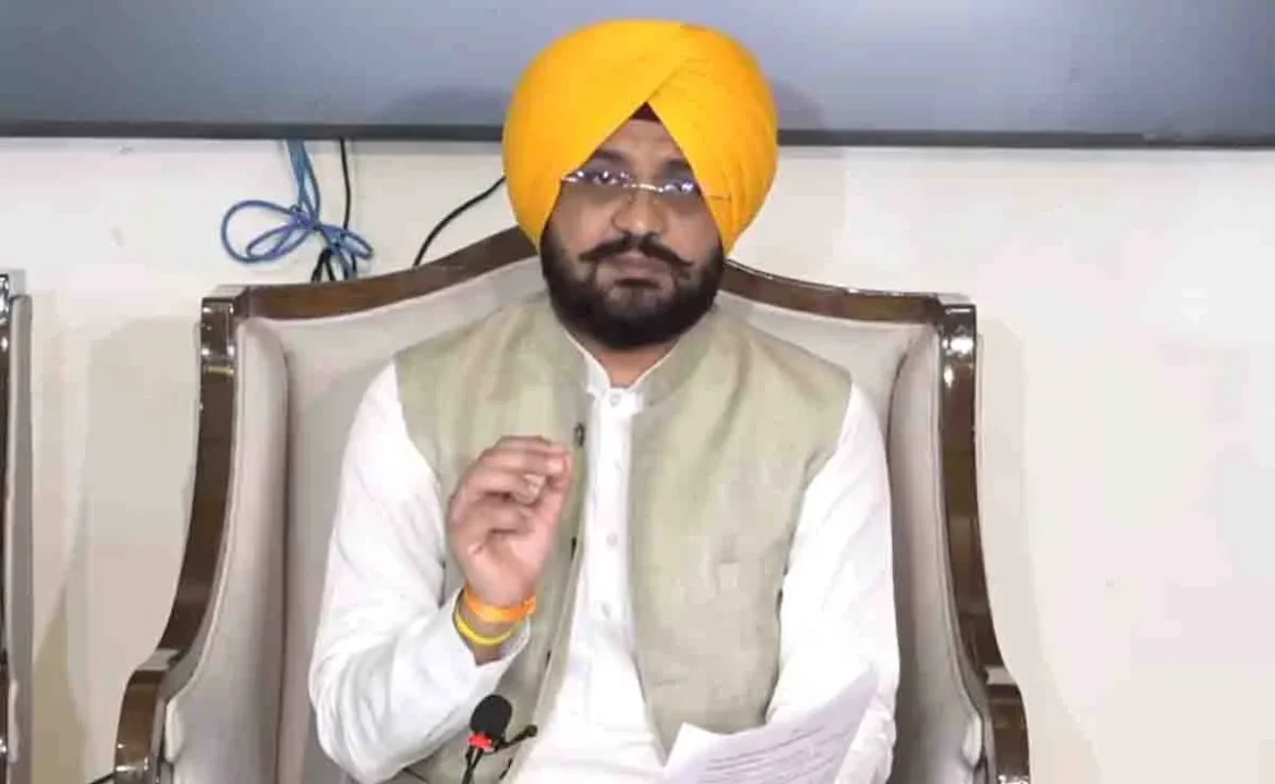 ਕੈਬਨਿਟ ਮੰਤਰੀ ਤਰੁਣਪ੍ਰੀਤ ਸੌਂਦ ਪ੍ਰੈੱਸ ਕਾਨਫਰੰਸ ਦੌਰਾਨ ਬਿਜਲੀ ਬਿੱਲਾਂ ਬਾਰੇ ਜਾਣਕਾਰੀ ਦਿੰਦੇ ਹੋਏ