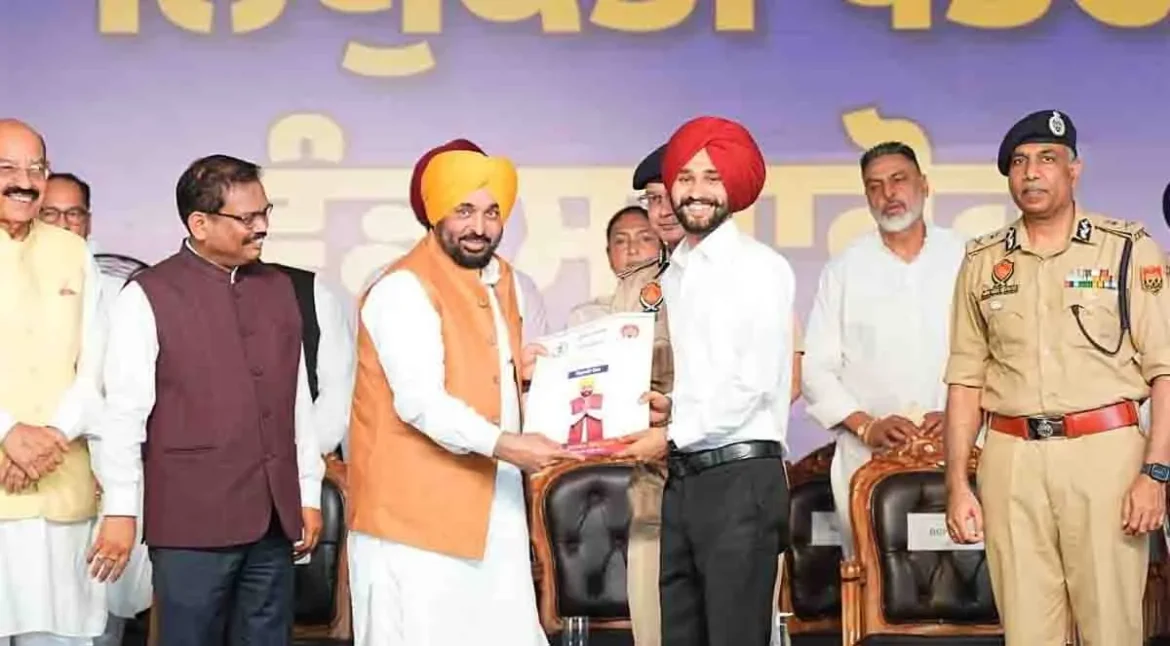 ਜਲੰਧਰ ਦੇ ਪੀਏਪੀ ਗਰਾਊਂਡ ਵਿੱਚ punjab police ਦੇ ਨਵੇਂ ਭਰਤੀ 1,746 ਨੌਜਵਾਨਾਂ ਨੂੰ ਨਿਯੁਕਤੀ ਪੱਤਰ ਸੌਂਪਦੇ ਮੁੱਖ ਮੰਤਰੀ ਭਗਵੰਤ ਸਿੰਘ ਮਾਨ