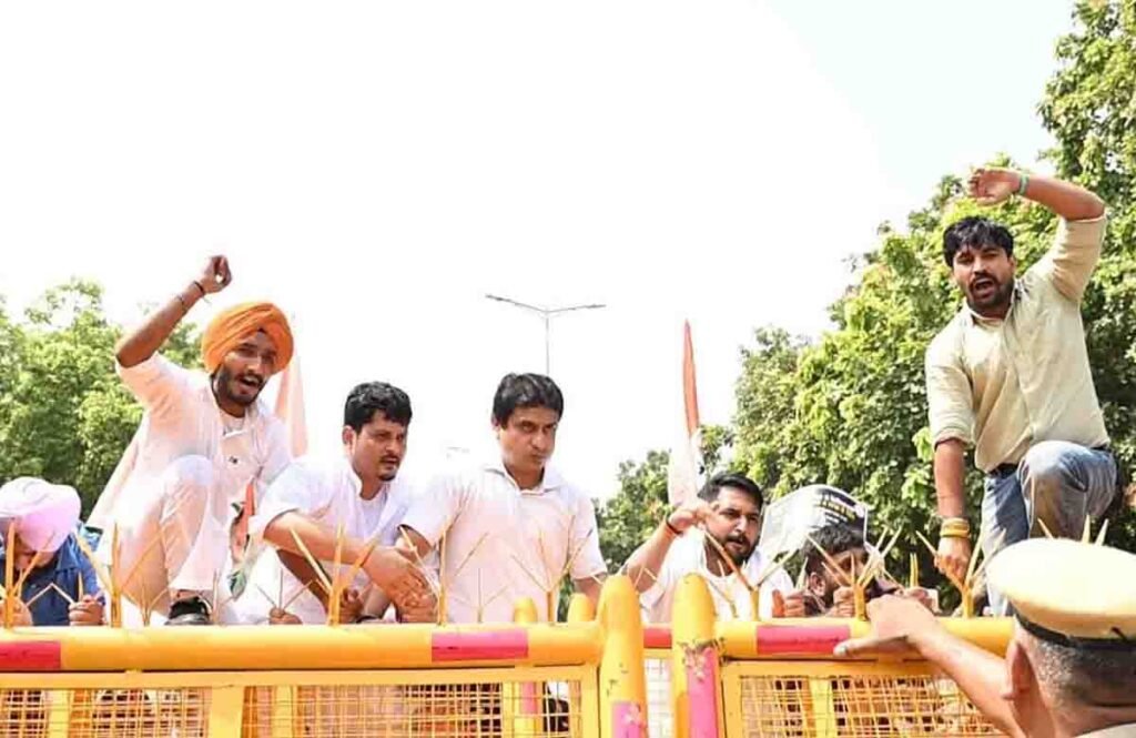 ਚੰਡੀਗੜ੍ਹ ਵਿੱਚ ਪੇਪਰ ਲੀਕ ਮਾਮਲਿਆਂ ਖ਼ਿਲਾਫ਼ ਯੂਥ ਕਾਂਗਰਸ ਦਾ ਰੋਸ ਪ੍ਰਦਰਸ਼ਨ