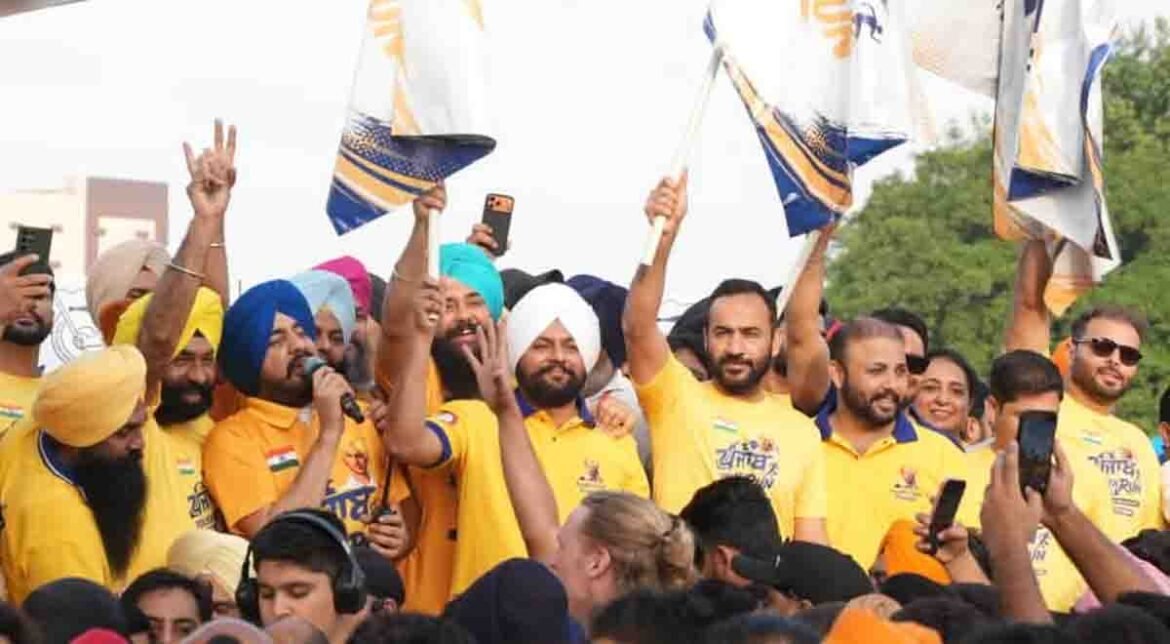 ਮੋਹਾਲੀ ਵਿੱਚ ਪੰਜਾਬ ਯੂਥ ਰਨ 2026 ਦੌਰਾਨ ਦੌੜ ਵਿੱਚ ਹਿੱਸਾ ਲੈਂਦੇ ਨੌਜਵਾਨ ਅਤੇ ਖਿਡਾਰੀ