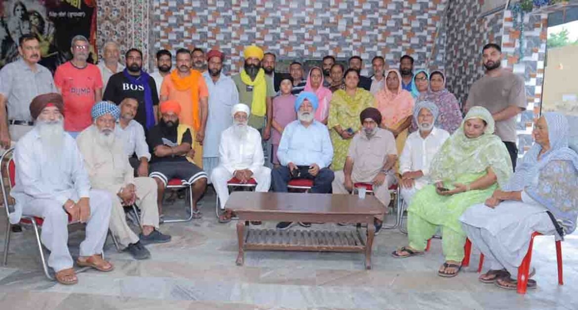 ਝੱਜ ਬ੍ਰਾਹਮਣਾ ਵਿੱਚ ਕਾਂਗਰਸ ਦੀ ਮੀਟਿੰਗ ਦੌਰਾਨ ਸੰਗਤ ਸਿੰਘ ਗਿਲਜੀਆਂ ਪਿੰਡ ਵਾਸੀਆਂ ਨੂੰ ਸੰਬੋਧਨ ਕਰਦੇ ਹੋਏ