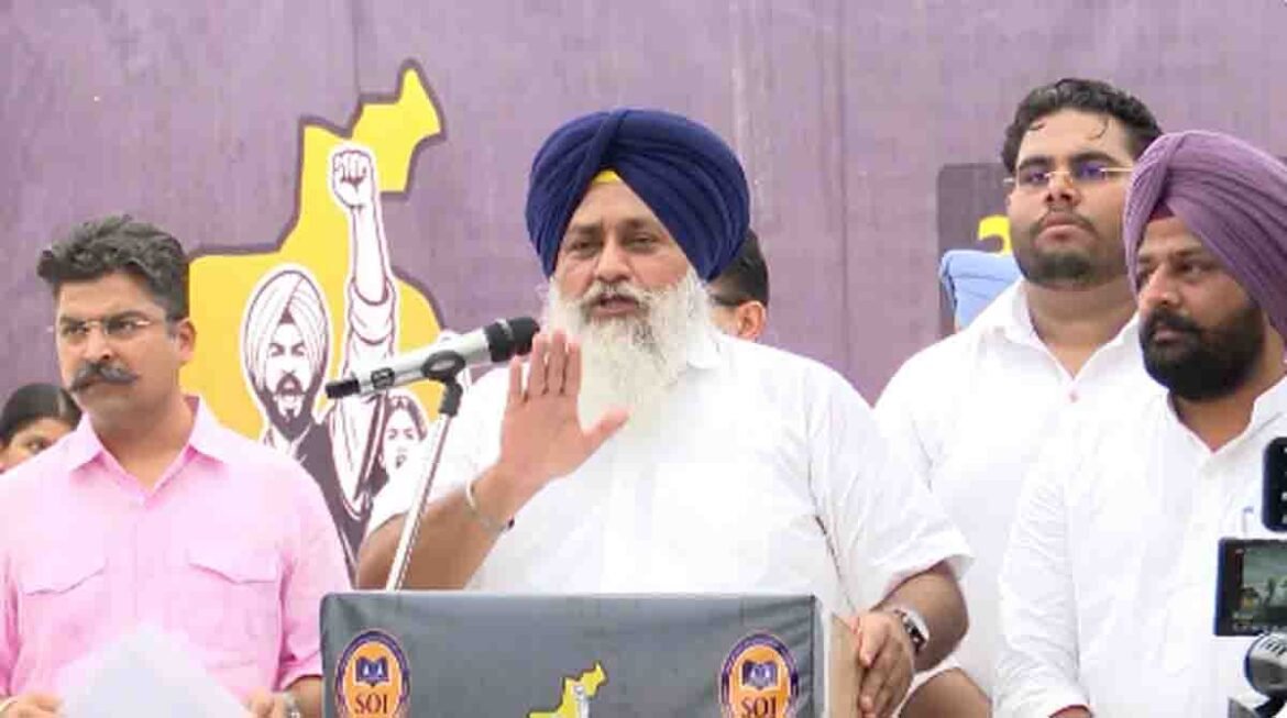 ਬਠਿੰਡਾ ਵਿੱਚ ਪ੍ਰਦਰਸ਼ਨ ਨੂੰ ਸੰਬੋਧਨ ਕਰਦੇ ਸੁਖਬੀਰ ਬਾਦਲ