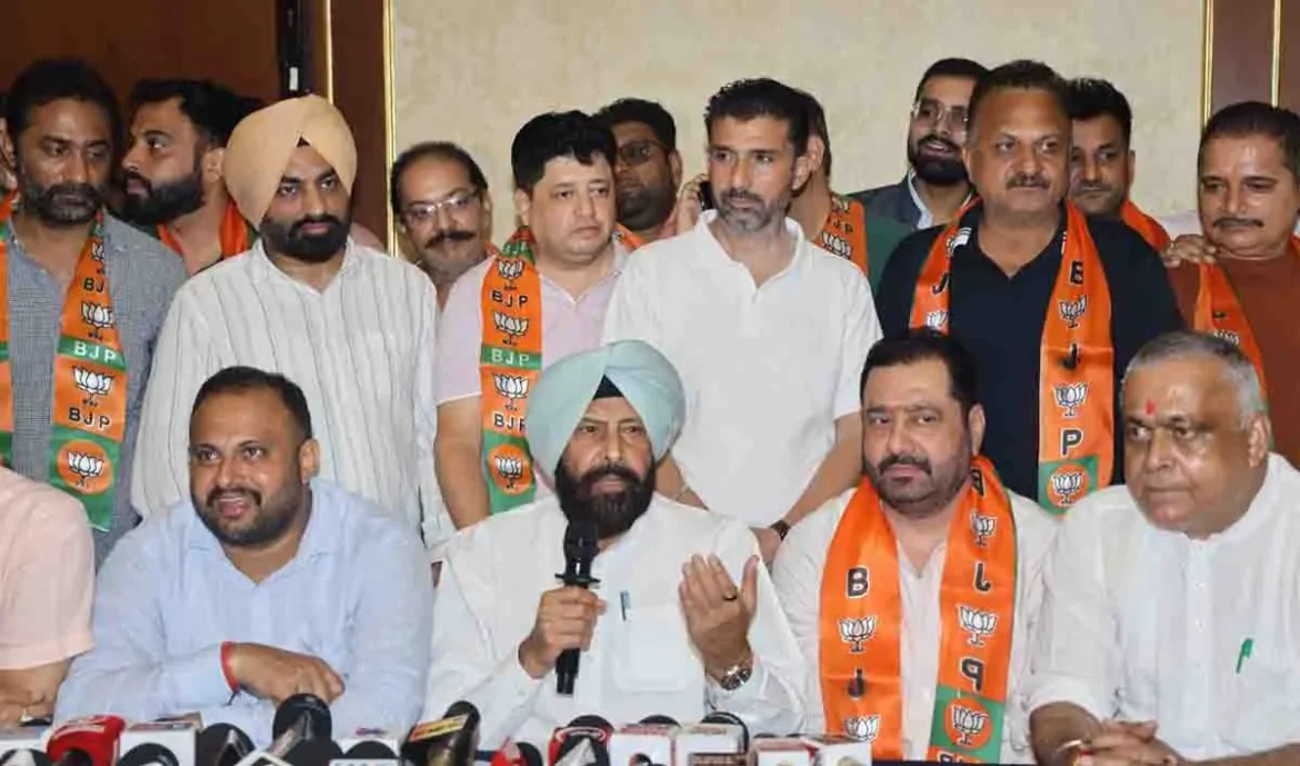 ED ਭਾਜਪਾ ਪੰਜਾਬ ਪ੍ਰਧਾਨ ਕੇਵਲ ਸਿੰਘ ਢਿੱਲੋਂ ਪ੍ਰੈੱਸ ਕਾਨਫਰੰਸ ਦੌਰਾਨ ਪੰਜਾਬ ਸਰਕਾਰ ’ਤੇ ਬਦਲੀ ਰੈਕੇਟ ਦੇ ਦੋਸ਼ ਲਗਾਉਂਦੇ ਹੋਏ