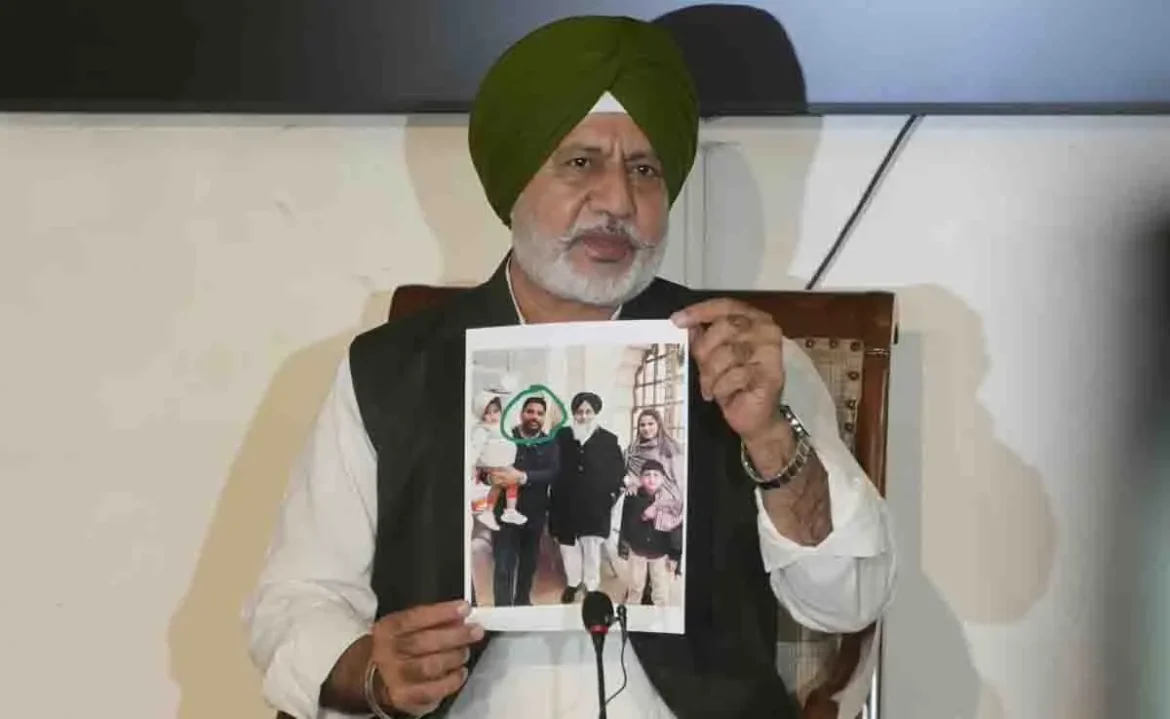 ਬਲਤੇਜ ਪੰਨੂ ਵੱਲੋਂ ਮੀਡੀਆ ਸਾਹਮਣੇ ਅਮਰਦੀਪ ਗਰੇਵਾਲ ਅਤੇ ਗੁਰੀ ਚਾਹਲ ਨਾਲ ਜੁੜੀਆਂ ਤਸਵੀਰਾਂ ਪੇਸ਼ ਕਰਦੇ ਹੋਏ