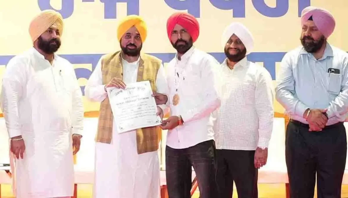 ਮੁੱਖ ਮੰਤਰੀ ਭਗਵੰਤ ਸਿੰਘ ਮਾਨ ਅਧਿਆਪਕ ਸਨਮਾਨ ਸਮਾਰੋਹ ਦੌਰਾਨ ਅਧਿਆਪਕਾਂ ਨੂੰ ਸਨਮਾਨਿਤ ਕਰਦੇ ਹੋਏ