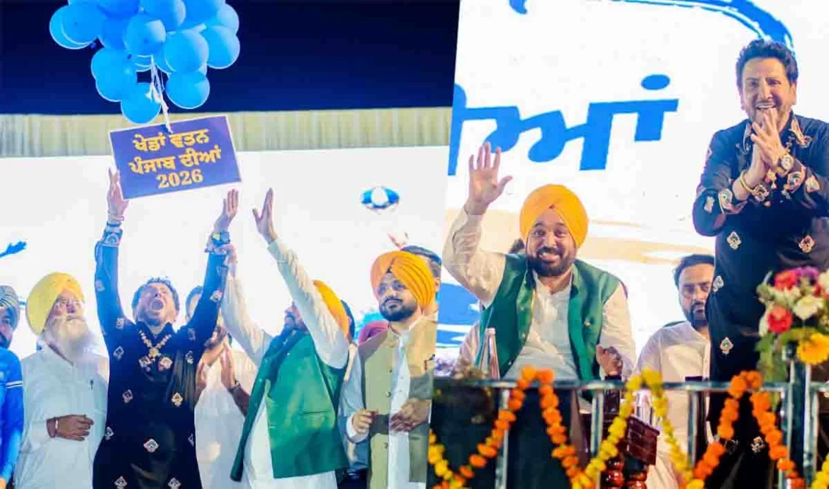 ਬਠਿੰਡਾ ਦੇ ਸ਼ਹੀਦ ਭਗਤ ਸਿੰਘ ਸਟੇਡੀਅਮ ਵਿੱਚ ਖੇਡਾਂ ਵਤਨ ਪੰਜਾਬ ਦੀਆਂ ਦੇ ਉਦਘਾਟਨ ਦੌਰਾਨ ਗੁਬਾਰੇ ਛੱਡਦੇ ਭਗਵੰਤ ਸਿੰਘ ਮਾਨ ਅਤੇ ਗੁਰਦਾਸ ਮਾਨ