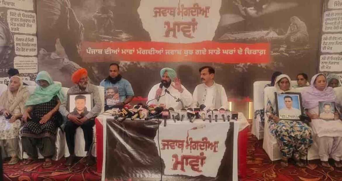 ਕੇਵਲ ਸਿੰਘ ਢਿੱਲੋਂ ਨਸ਼ਾ ਪੀੜਤ ਪਰਿਵਾਰਾਂ ਨਾਲ ਗੱਲਬਾਤ ਕਰਦੇ ਹੋਏ
