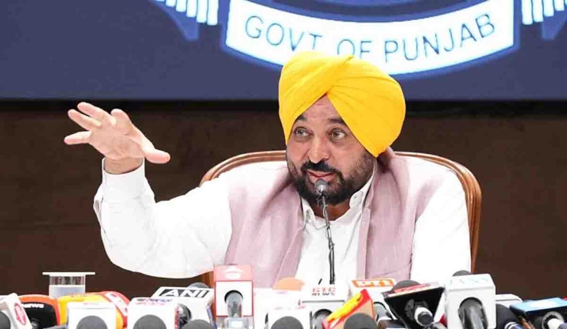 ਮੁੱਖ ਮੰਤਰੀ ਭਗਵੰਤ ਸਿੰਘ ਮਾਨ ਚੰਡੀਗੜ੍ਹ ਵਿੱਚ ਪ੍ਰੈੱਸ ਕਾਨਫਰੰਸ ਨੂੰ ਸੰਬੋਧਨ ਕਰਦੇ ਹੋਏ