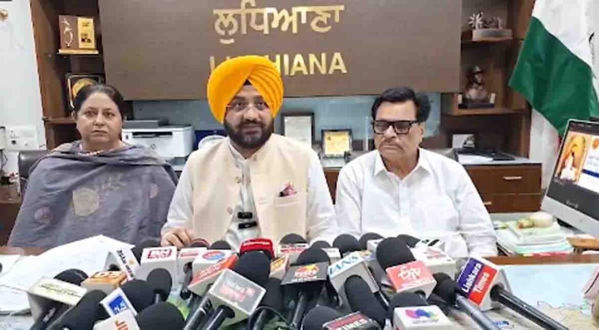 ਪਾਵਰ ਮੰਤਰੀ ਤਰੁਣਪ੍ਰੀਤ ਸਿੰਘ ਸੌਂਦ ਲੁਧਿਆਣਾ ਵਿੱਚ ਪ੍ਰੈੱਸ ਕਾਨਫਰੰਸ ਕਰਦੇ ਹੋਏ