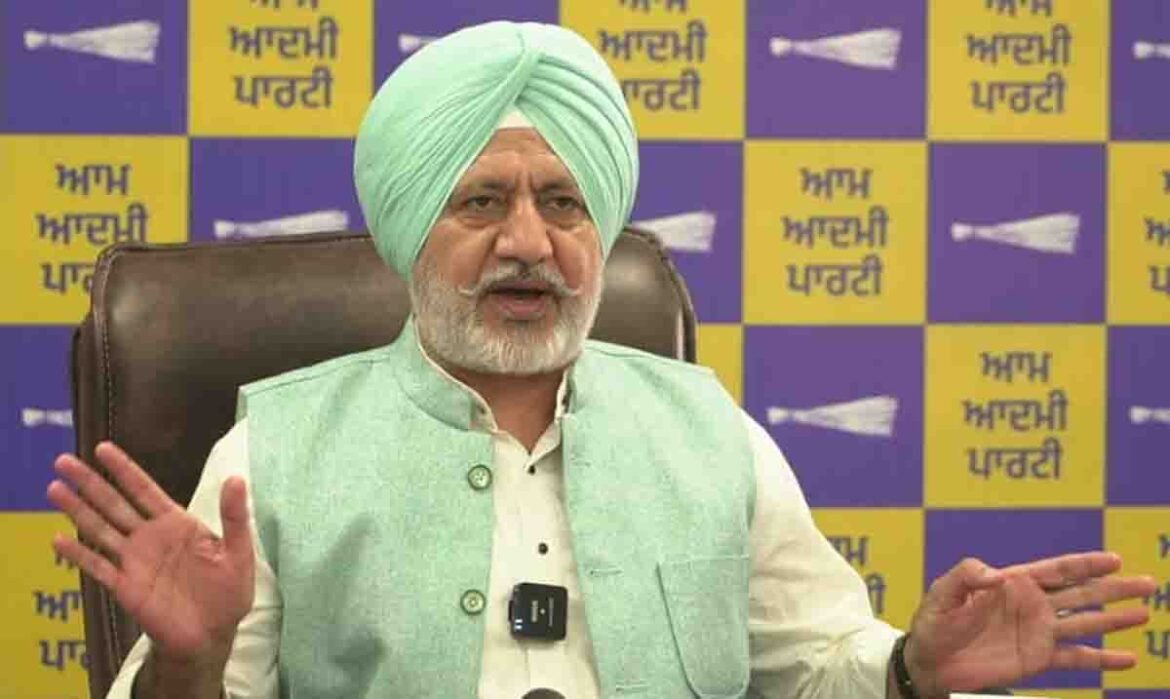 ਬਲਤੇਜ ਪੰਨੂ ਪੱਤਰਕਾਰਾਂ ਨੂੰ ਸੰਬੋਧਨ ਕਰਦੇ ਹੋਏ