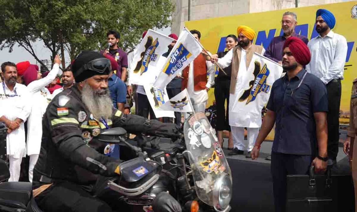 ਮੁੱਖ ਮੰਤਰੀ ਭਗਵੰਤ ਸਿੰਘ ਮਾਨ ਚੱਪੜ ਚਿੜੀ ਦੇ ਫ਼ਤਿਹ ਬੁਰਜ ਤੋਂ ਬਾਈਕਰ ਰੈਲੀ ਨੂੰ ਹਰੀ ਝੰਡੀ ਦਿਖਾਉਂਦੇ ਹੋਏ।